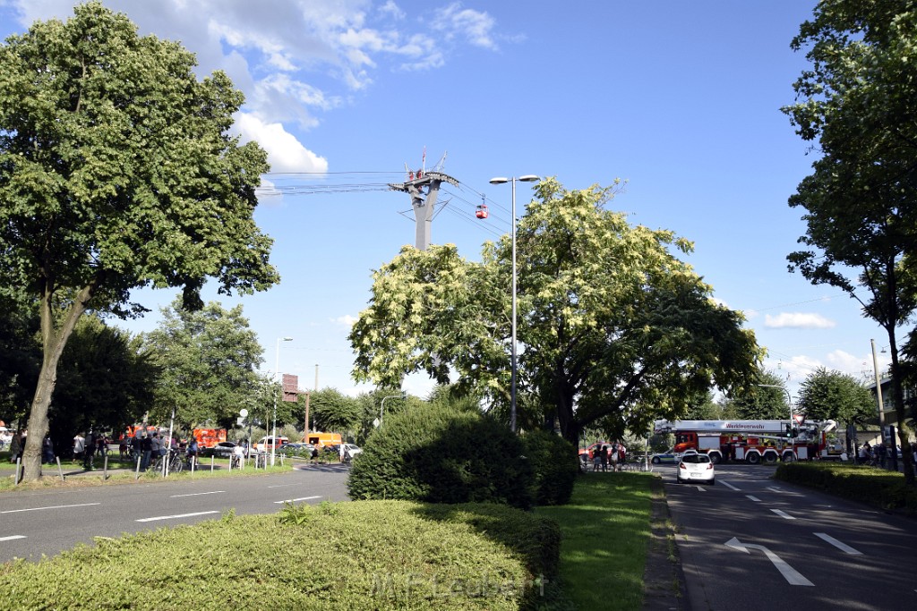 Koelner Seilbahn Gondel blieb haengen Koeln Linksrheinisch P463.JPG - Miklos Laubert